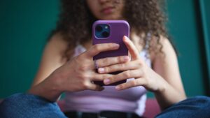 A OpenAI lança ChatGPT para Adolescentes com “barras de proteção”
